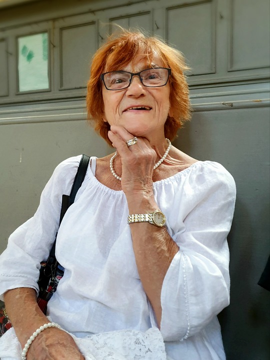 ЯК ВИЦ: Баба маха на автостоп – носи пластмасова туба